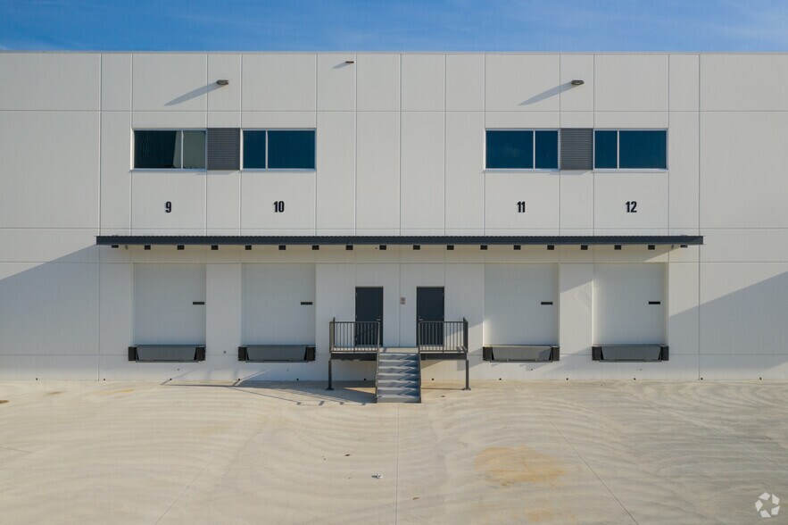 More Photos Of 8211 Fraser Reach Crt, Burnaby Warehouse For Lease