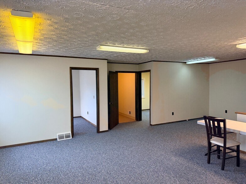 More Photos Of 1755 Sherwin Ct, Waterford Office Residential For Lease