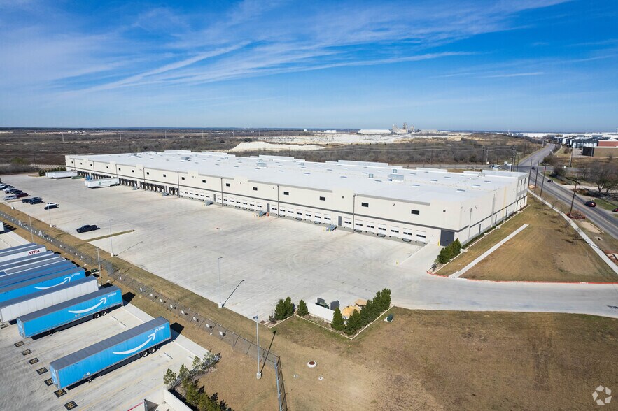 More Photos Of 1980 Kohlers Crossing, Kyle Warehouse For Lease