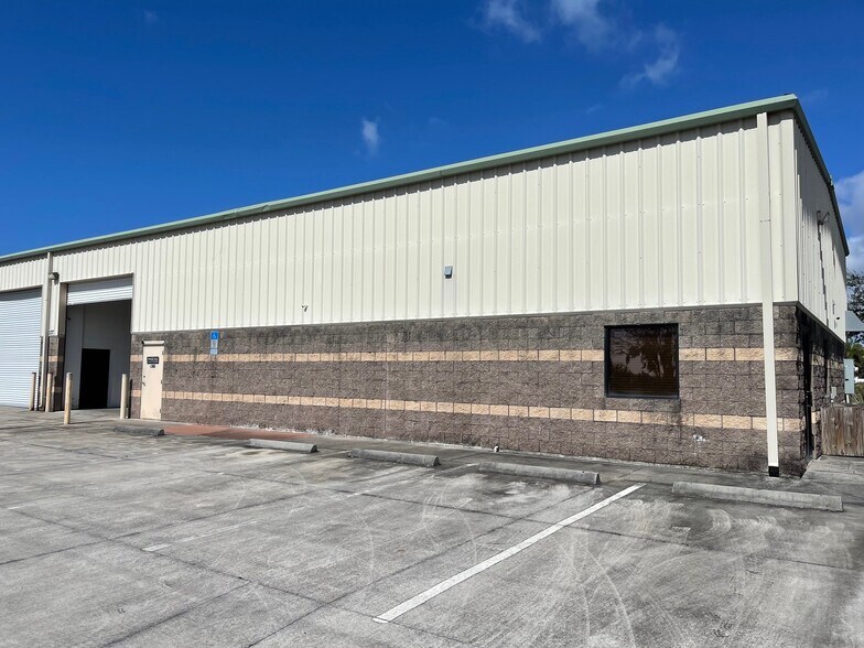 More Photos Of 2337-2341 72nd Dr E, Sarasota Warehouse For Lease