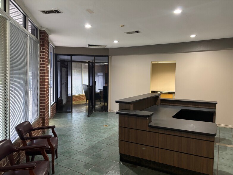 More Photos Of 2306 Texas Blvd, Texarkana Auto Repair For Sale