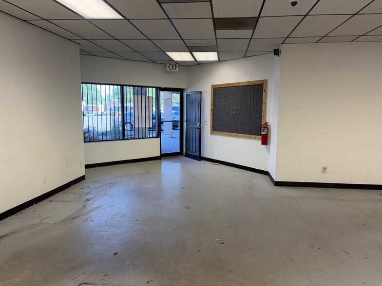 More Photos Of 1360 W Littleton Blvd, Littleton Unknown For Lease