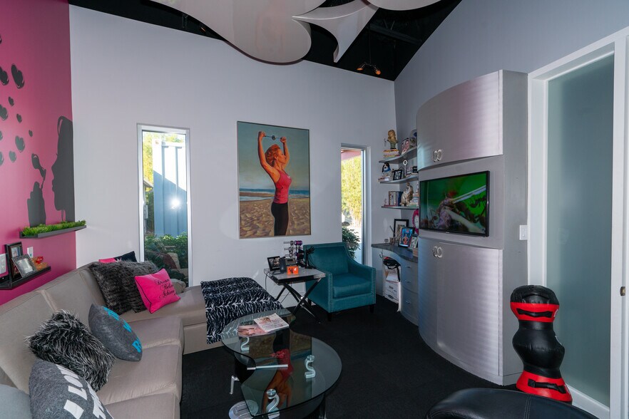 More Photos Of 3158 24th Ave N, Saint Petersburg Showroom For Sale