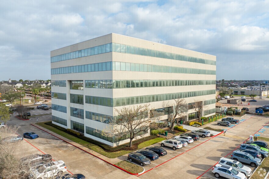 More Photos Of 711 W Bay Area Blvd, Webster Office For Lease
