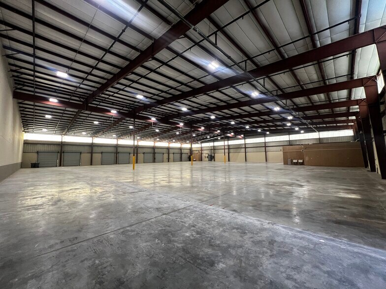 More Photos Of 3125 Drane Field Rd, Lakeland Warehouse For Lease
