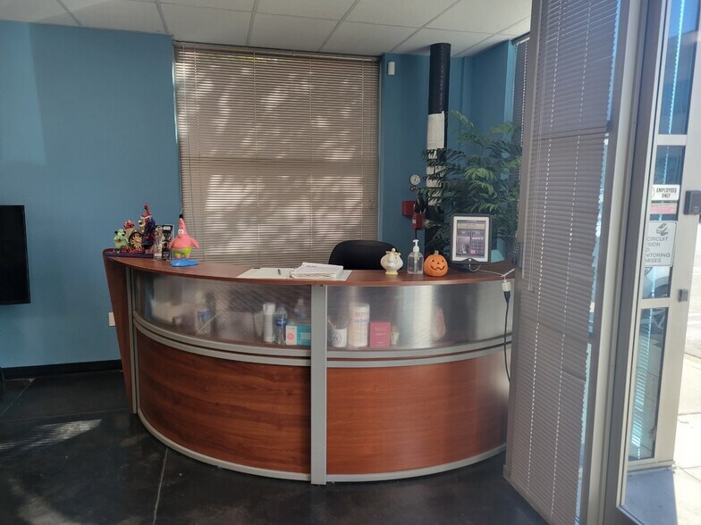 More Photos Of 7575 N San Fernando Rd, Burbank Warehouse For Sale