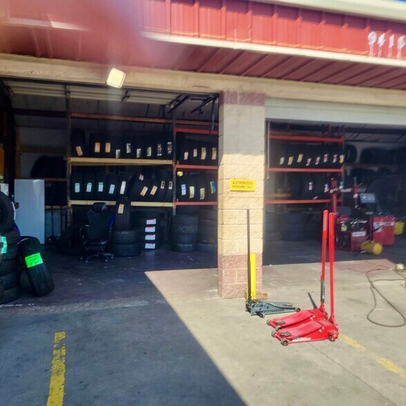 More Photos Of 9415 S RL Thornton Fwy, Dallas General Retail For Sale