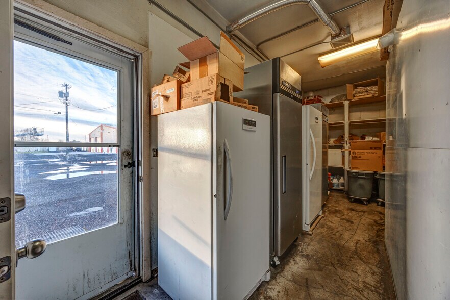 More Photos Of 627 S Columbia Ave, Connell General Retail For Lease
