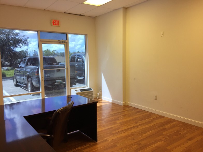 More Photos Of 3945 Tollhouse Dr, Naples Warehouse For Lease