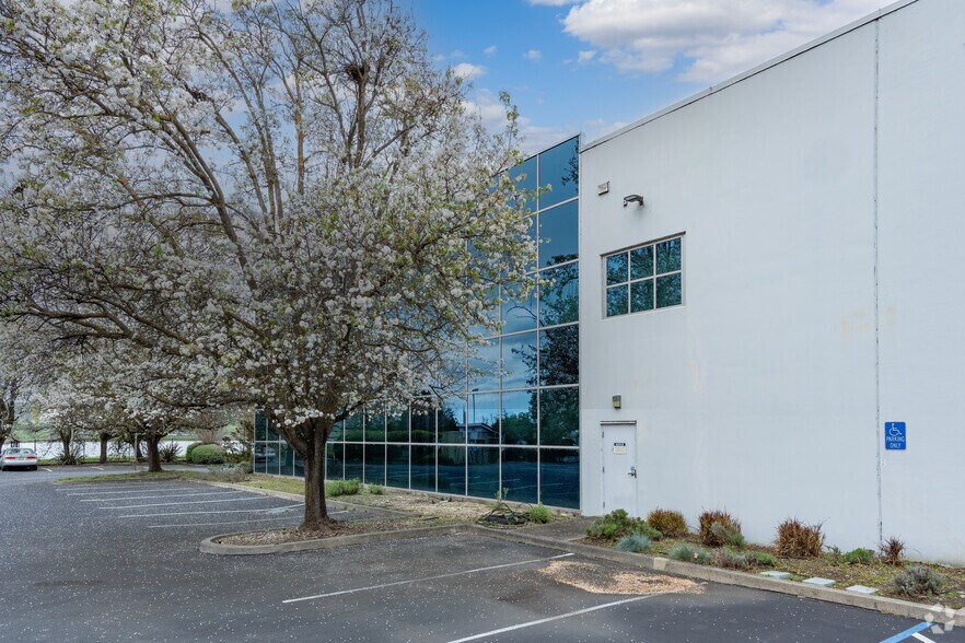 More Photos Of 3810 Cypress Dr, Petaluma Distribution For Lease