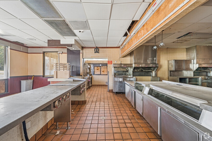 More Photos Of 2920 NE Adams St, Peoria Freestanding For Sale