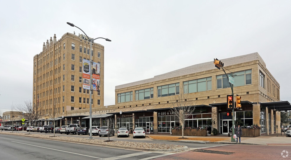 More Photos Of 300-308 W Jefferson Blvd, Dallas Storefront For Lease