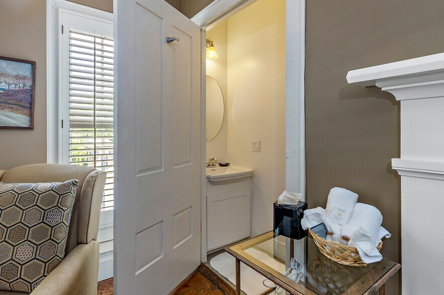 More Photos Of 240 E California St, Jacksonville Hotel For Sale