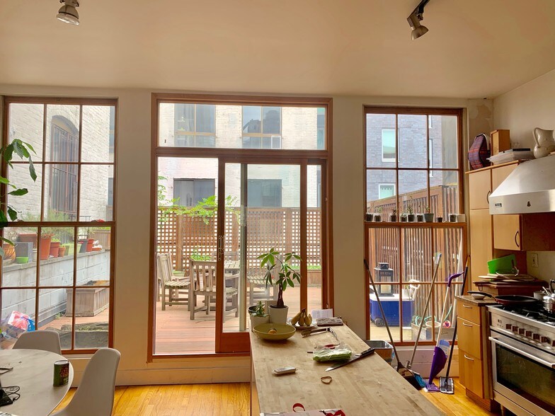 More Photos Of 111 W 17th St, New York Storefront Retail Office For Lease