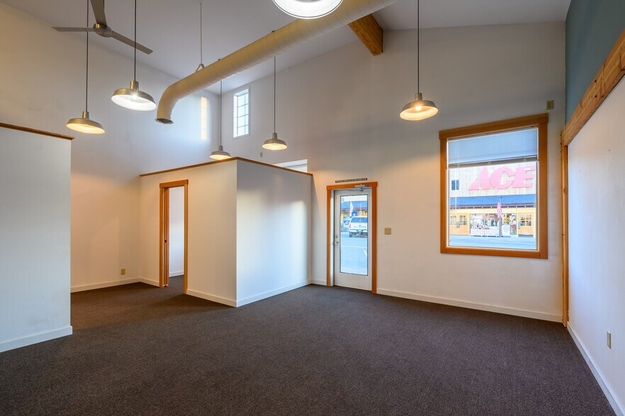 More Photos Of 382 E Hood Ave, Sisters Office For Lease