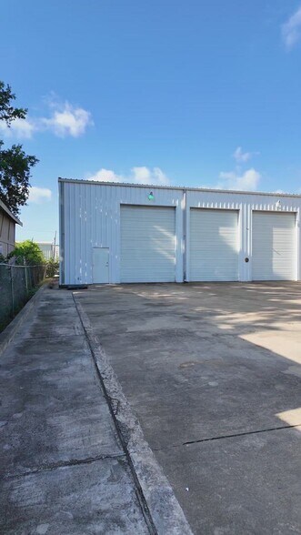 Primary Photo Of 8621 Antelope Dr, Houston Service For Lease