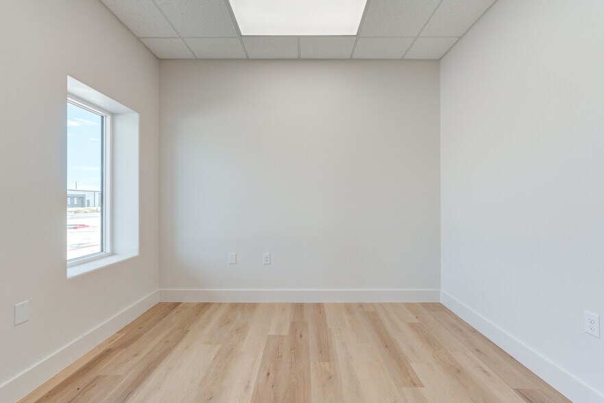 More Photos Of 3229 118th St, Lubbock Distribution For Sale