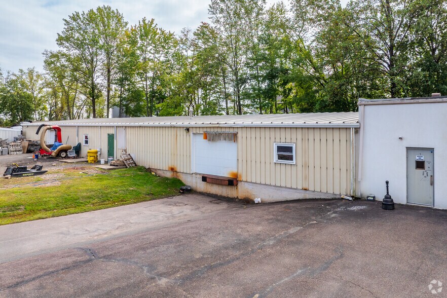 More Photos Of 102 W 7th Ave, Trappe Flex For Sale