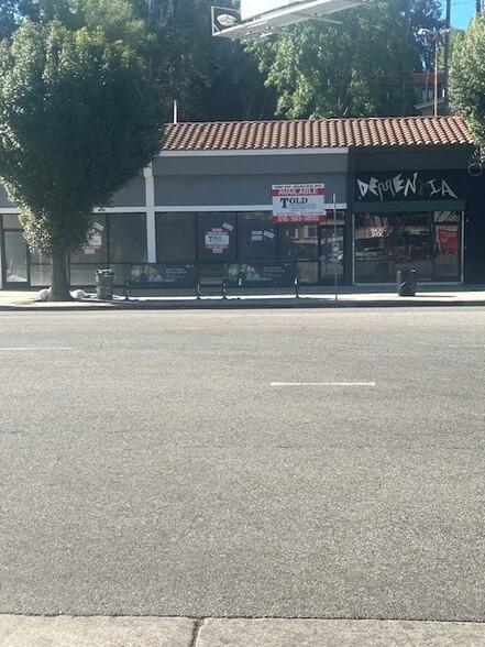More Photos Of 21800-21806 Ventura Blvd, Woodland Hills Storefront For Lease