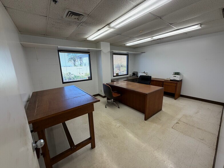 More Photos Of 94-469 Ukee St, Waipahu Manufacturing For Sale