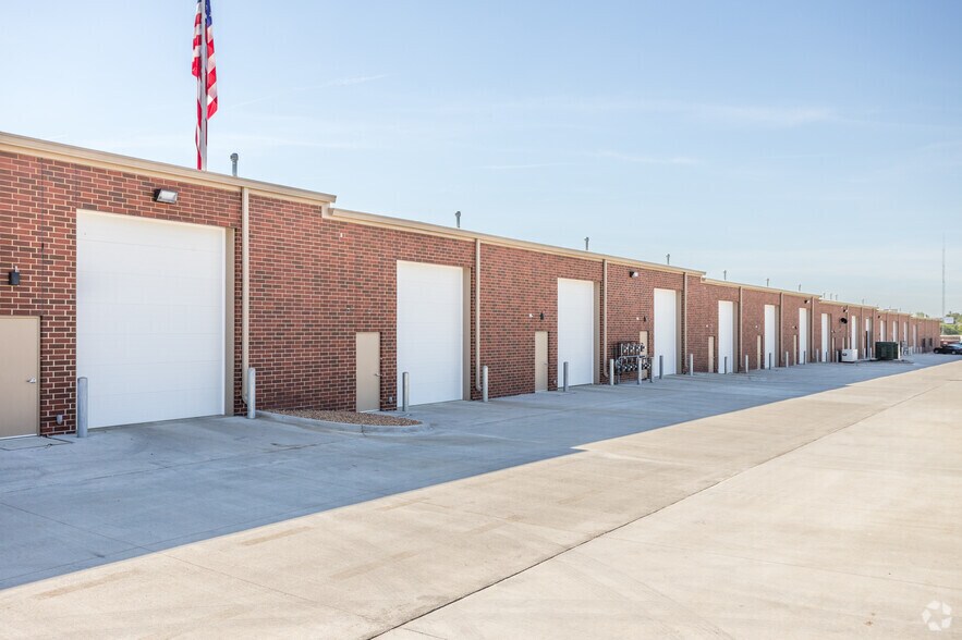 More Photos Of 5548 NW 2nd St, Des Moines Light Distribution For Lease
