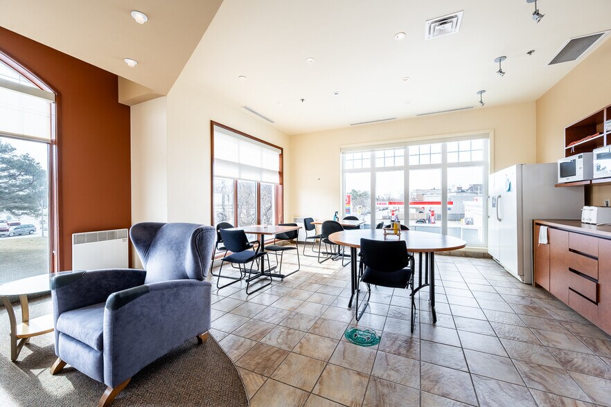 More Photos Of 250 Boul De La Concorde E, Laval Loft Creative Space For Sale