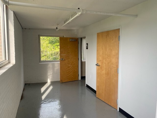 More Photos Of 201 N Main St, Catawba Warehouse For Lease