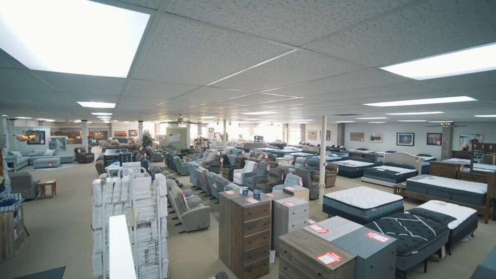 More Photos Of 101 9th St, Charles City General Retail For Sale