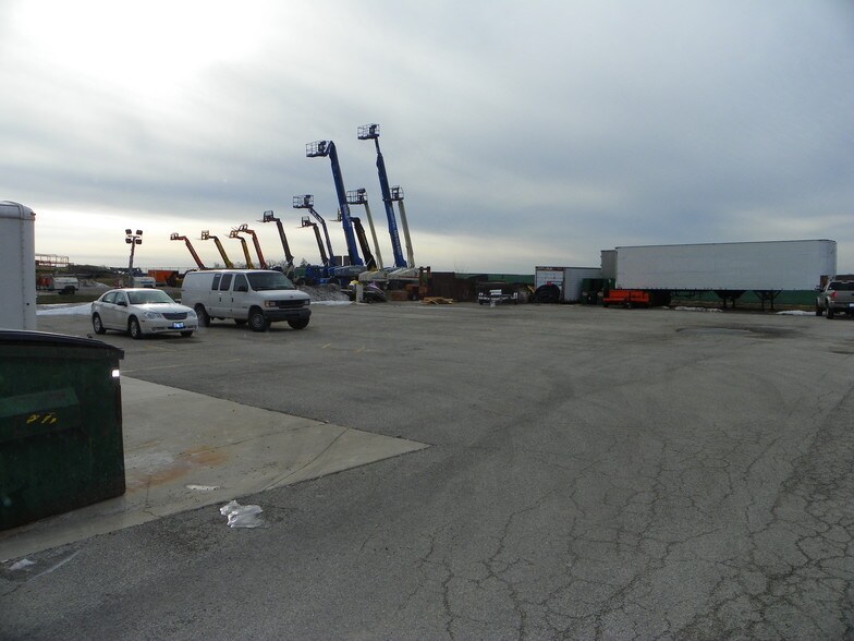 More Photos Of 620-630 Heartland Dr, Sugar Grove Warehouse For Lease