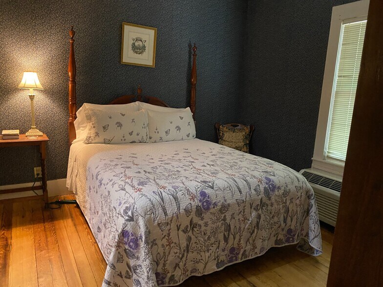 More Photos Of 205 SW Barnard St, Glen Rose Hotel For Sale