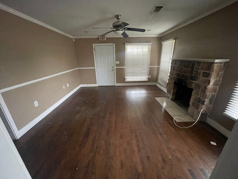 More Photos Of 2513 E Union Bower Rd, Irving Warehouse For Lease