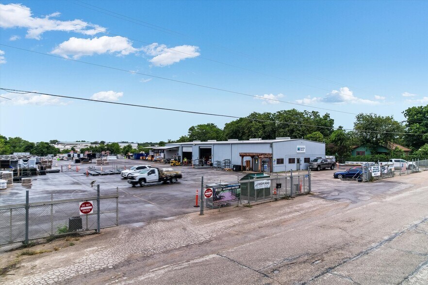 More Photos Of 9520 Brown Ln, Austin Warehouse For Lease