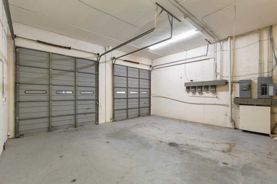 More Photos Of 310 Gautney St, Garland Light Manufacturing For Sale