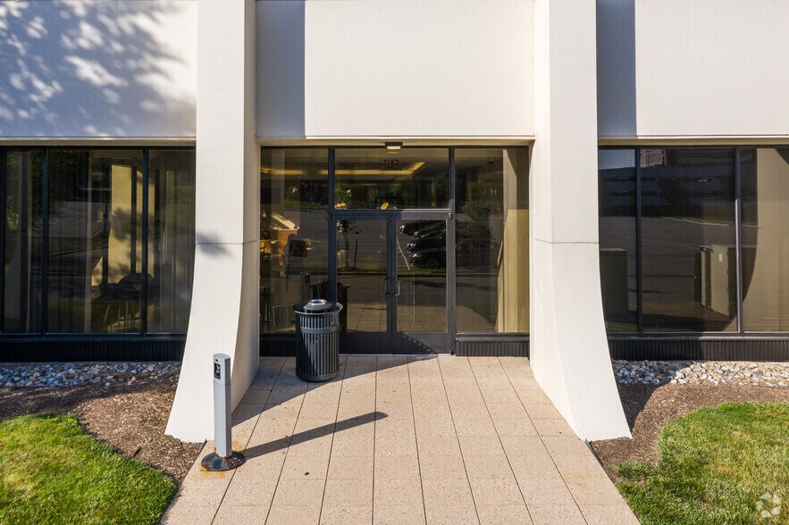 More Photos Of 499 Thornall St, Edison Office For Sale