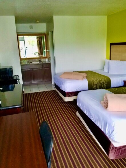 More Photos Of 1311 E King Ave, Kingsland Hotel For Sale