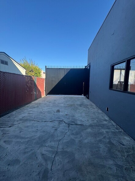 More Photos Of 9515 California Ave, South Gate Industrial For Sale