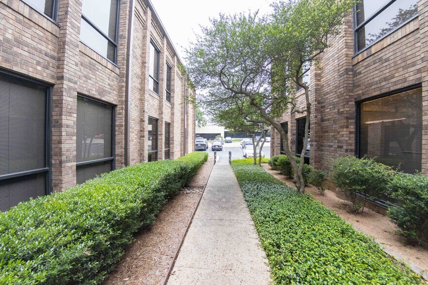 More Photos Of 2929 Mossrock Dr, San Antonio Office For Lease