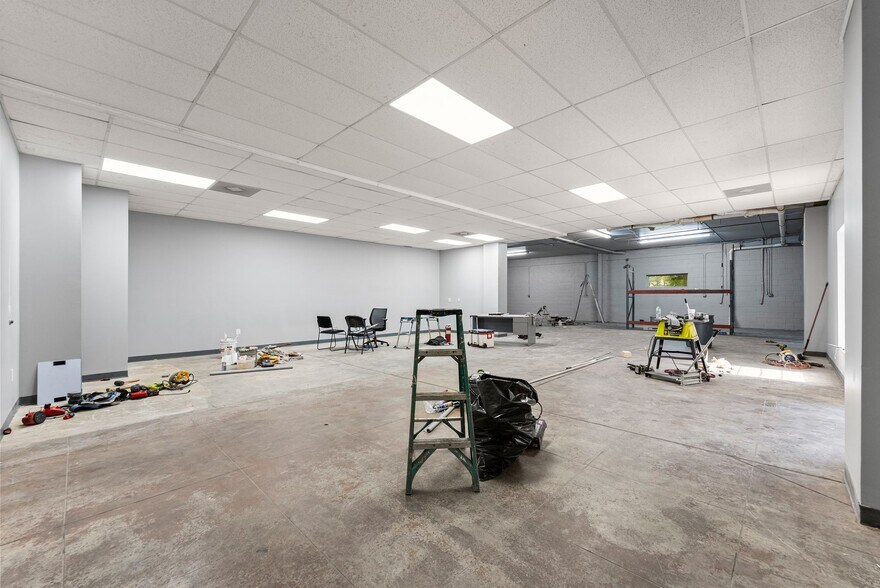 More Photos Of 3917 Old Flowery Branch Rd, Oakwood Flex For Lease