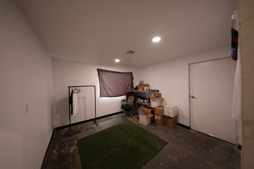 More Photos Of 700 N Main St, Lexington Warehouse For Lease