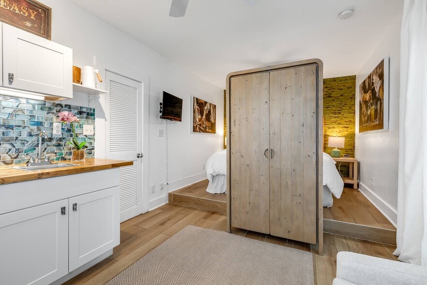 More Photos Of 1117 Duval St, Key West Hospitality For Sale