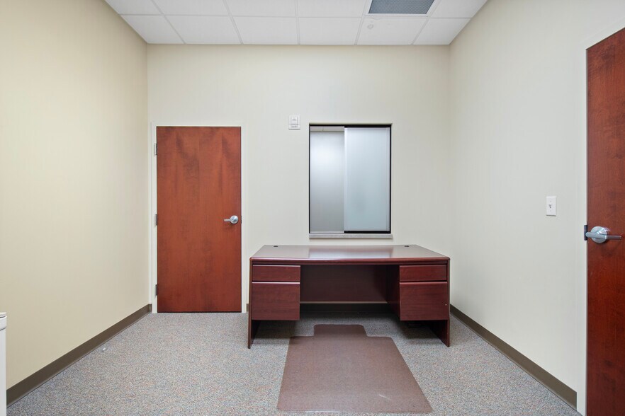 More Photos Of 7065 Westpointe Blvd, Orlando Office For Sale