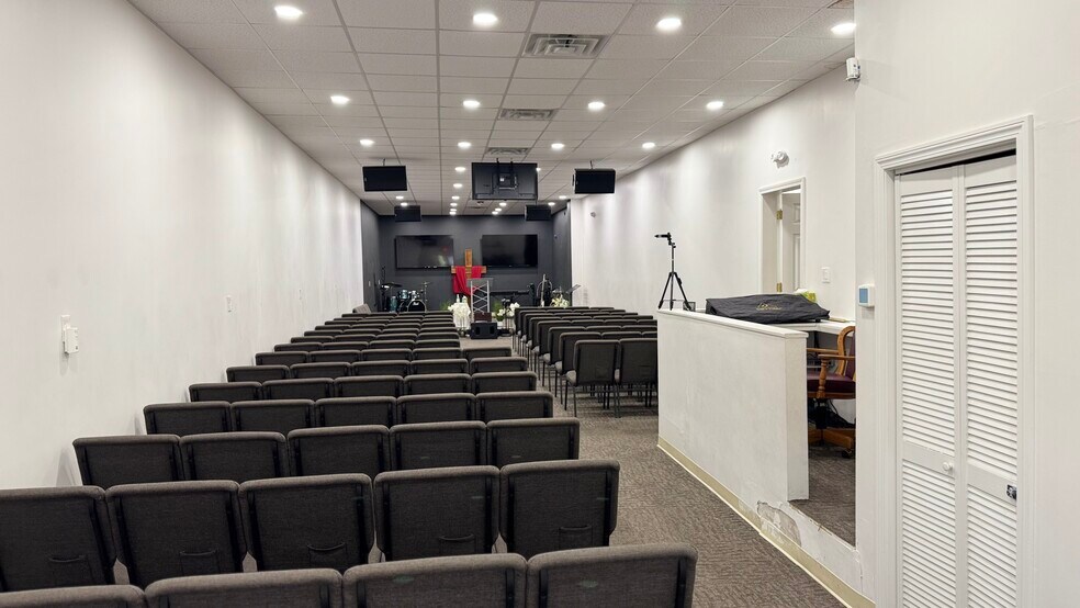 More Photos Of 465 Nashua Rd, Dracut Medical For Sale