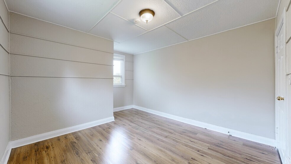 More Photos Of 509 Lakeshore Rd W, Oakville General Retail For Sale