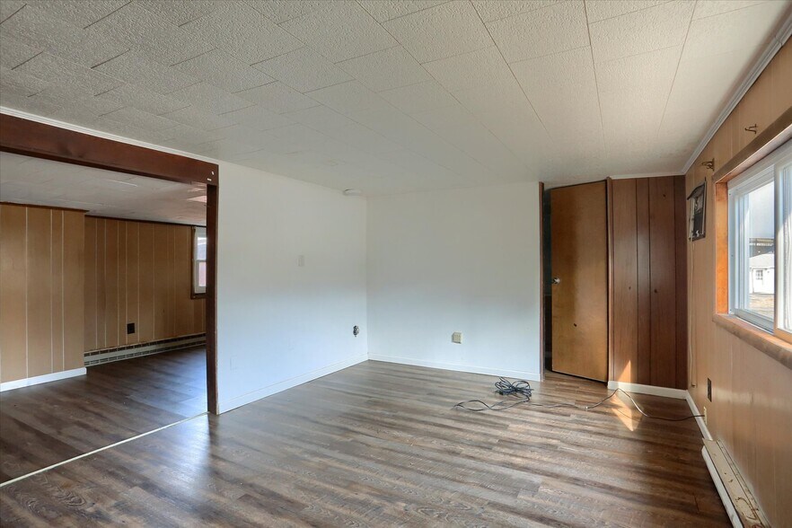 More Photos Of 145 Chamberlaine Ave, Pottsville Flex For Sale