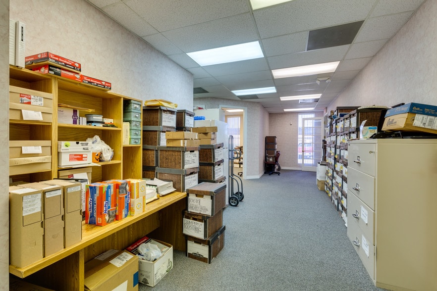 More Photos Of 844 E Sahara Ave, Las Vegas Loft Creative Space For Lease