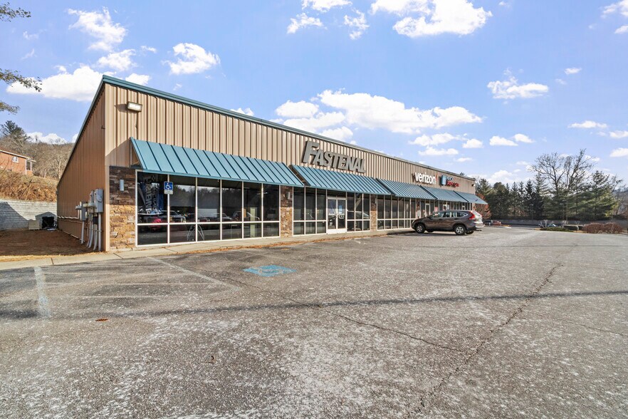 More Photos Of 41 Charlie Brown Rd, Burnsville Flex For Lease