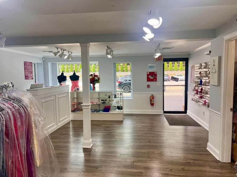 More Photos Of 892-894 Oaklawn Ave, Cranston Office Residential For Sale