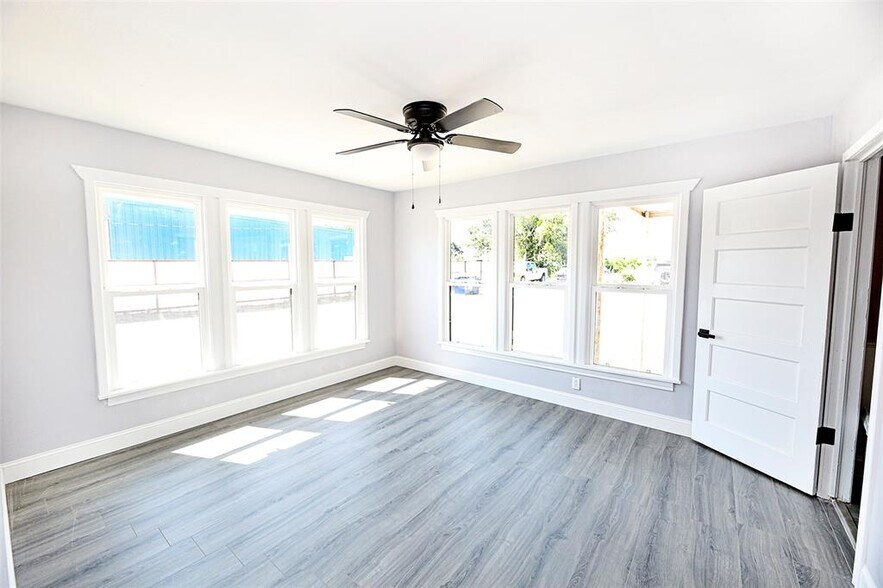 More Photos Of 410 W Wise St, Bowie Light Manufacturing For Sale