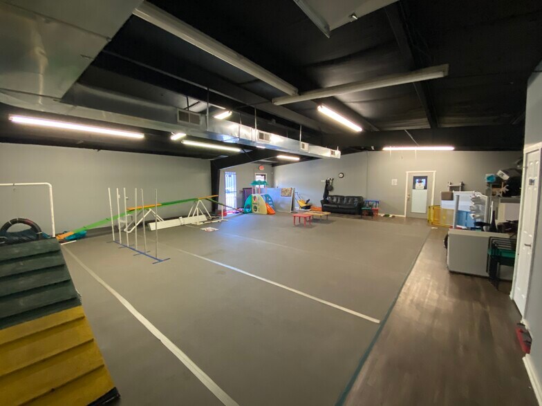 More Photos Of 417 N Rawhide Dr, Olathe Flex For Sale