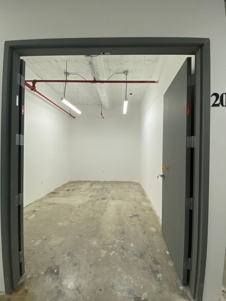 More Photos Of 901 E 31st St, Los Angeles Manufacturing For Lease